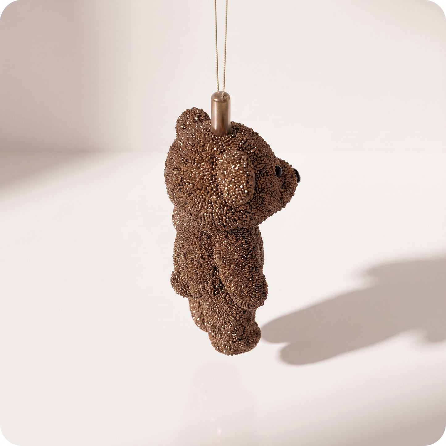 Esfera oso con brillos café y listón 11 cm