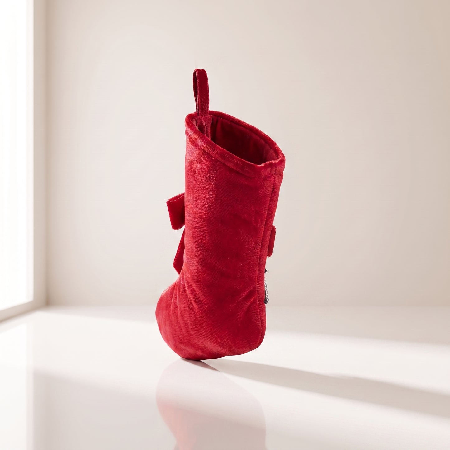 Bota de terciopelo con árbol y lazo rojo