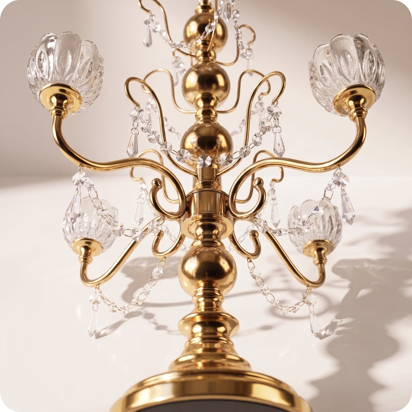 Candelabro chapado en níquel con cristal dorado largo