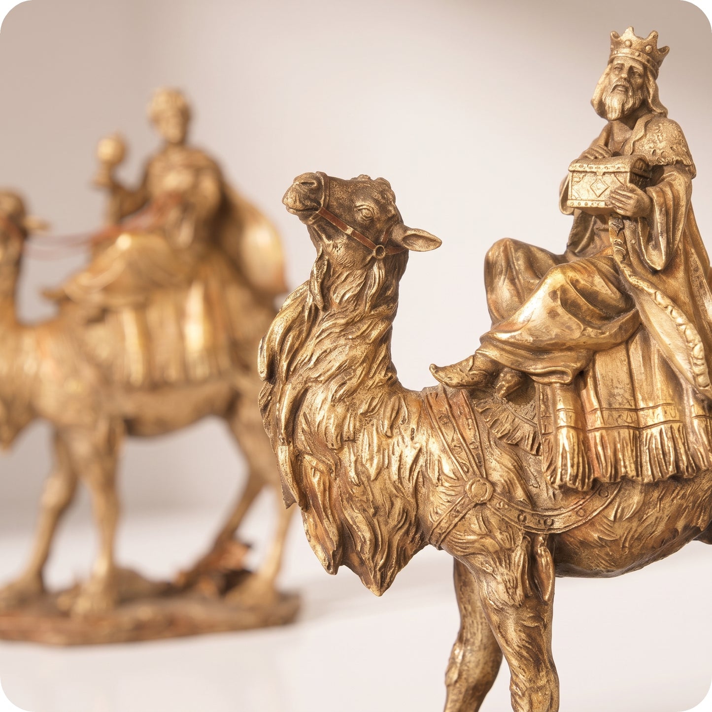 Reyes magos de resina dorados
