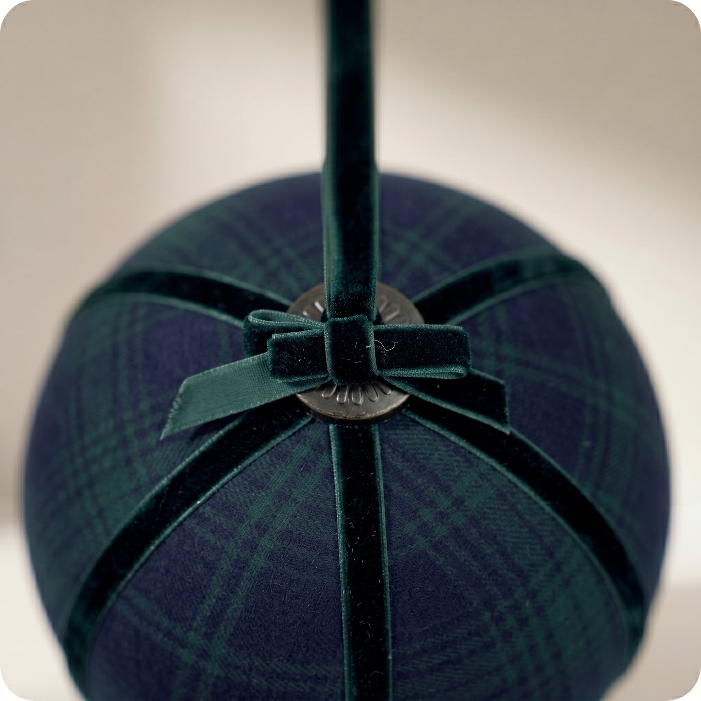 Esfera de terciopelo a cuadros