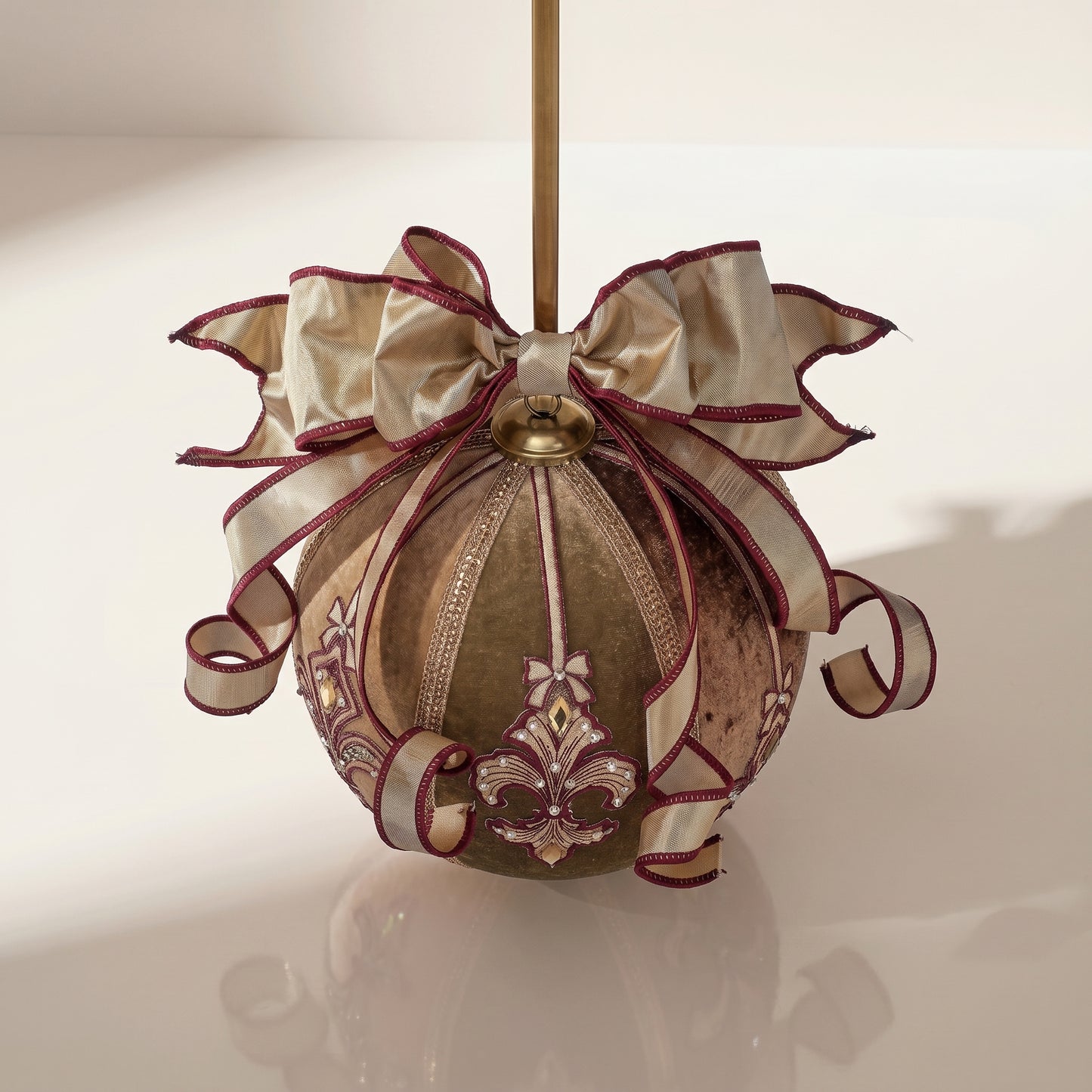 Esfera de terciopelo con flores de lis y lazo