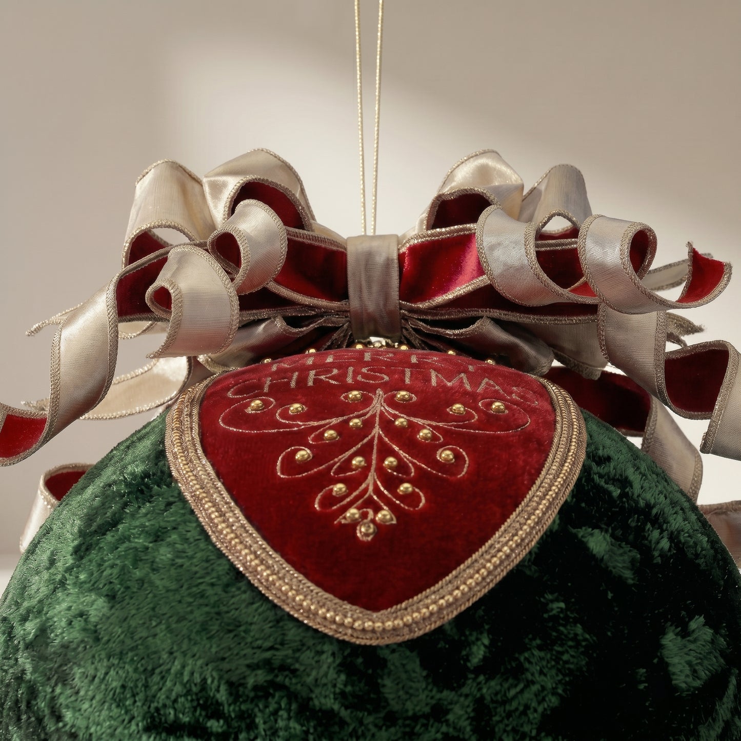 Adorno de terciopelo con la inscripción "merry xmas" y lazo