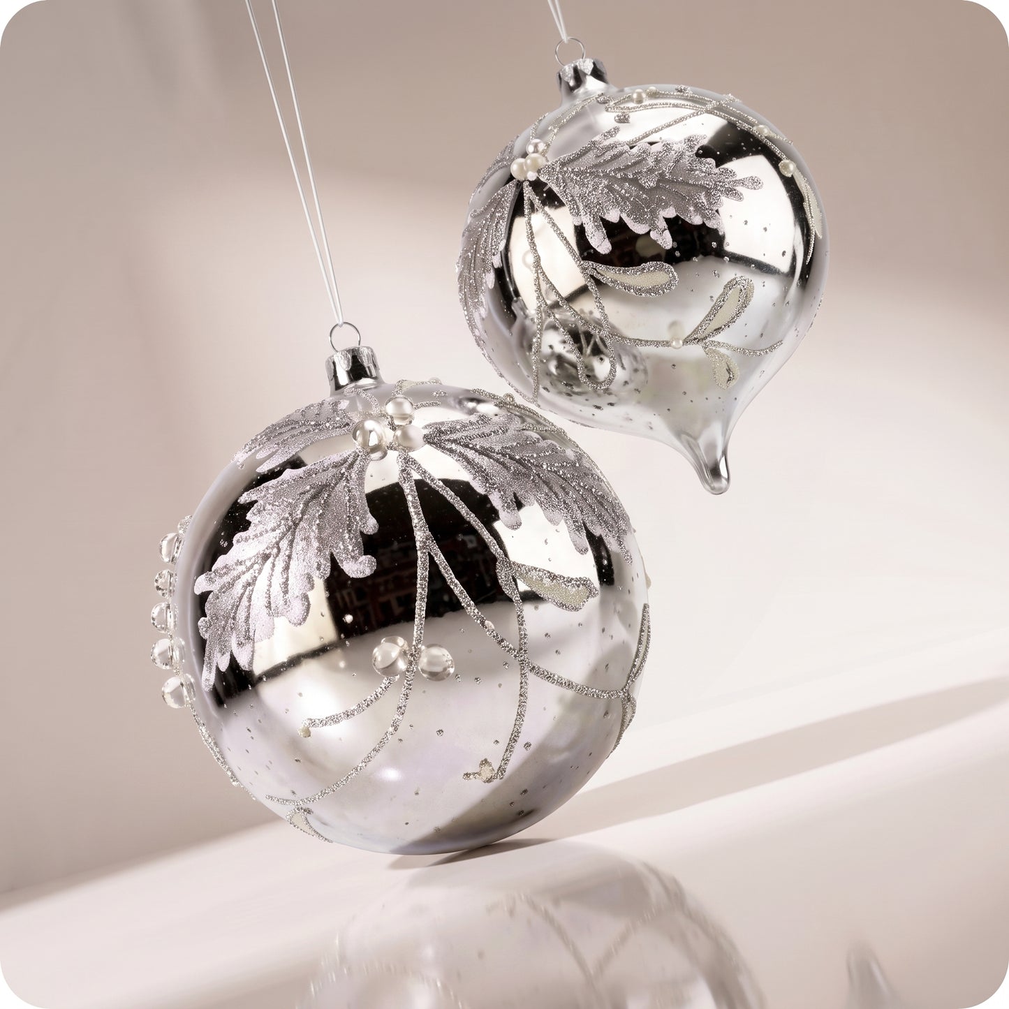 Adornos de hojas cuentas de cristal en plata, oro y blanco
