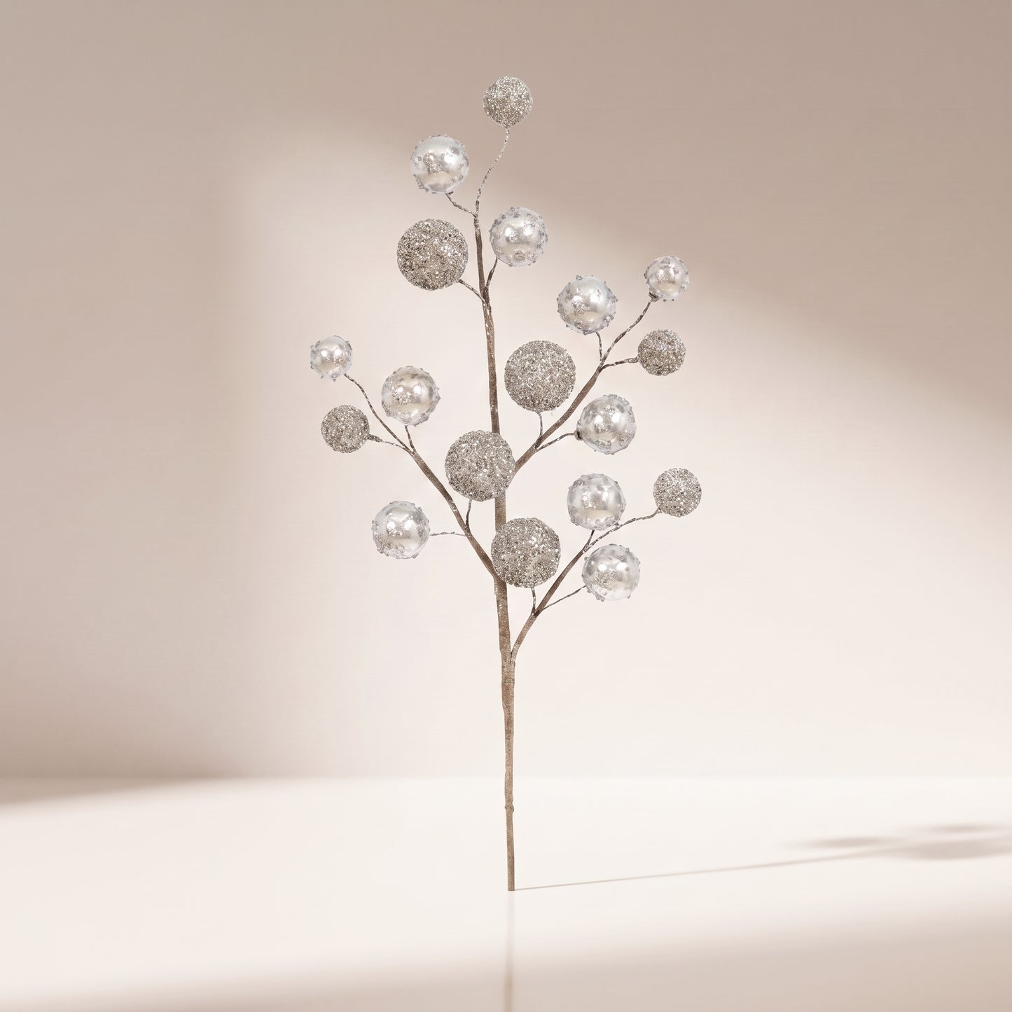 Rama decorativa con bolas brillantes