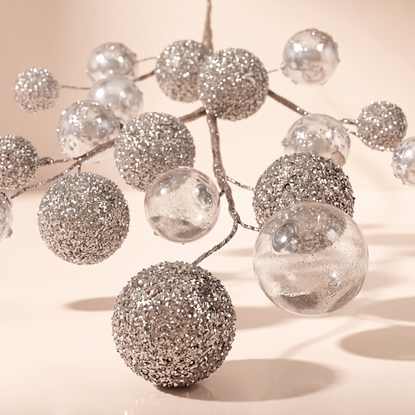 Rama decorativa con bolas brillantes