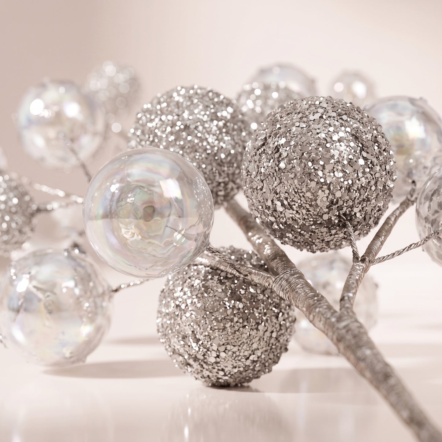 Rama decorativa con bolas brillantes