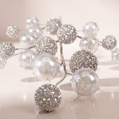 Rama decorativa con bolas brillantes