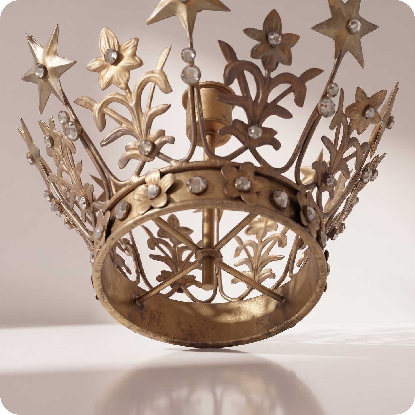 Corona candelabro dorado viejo con porta vela