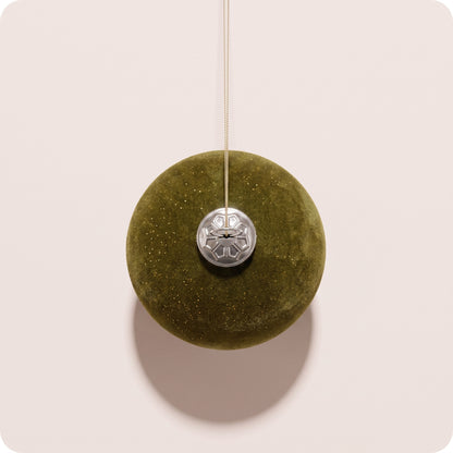 Esfera verde oliva de terciopelo liso 13 cm
