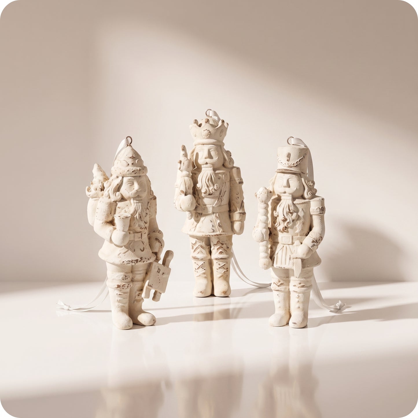 Esfera cascanueces blanco de resina con instrumentos 14 cm
