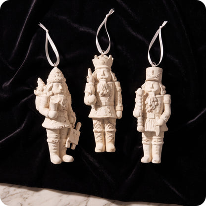 Esfera cascanueces blanco de resina con instrumentos 14 cm