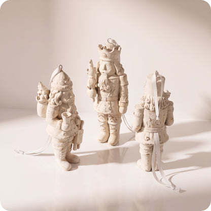 Esfera cascanueces blanco de resina con instrumentos 14 cm