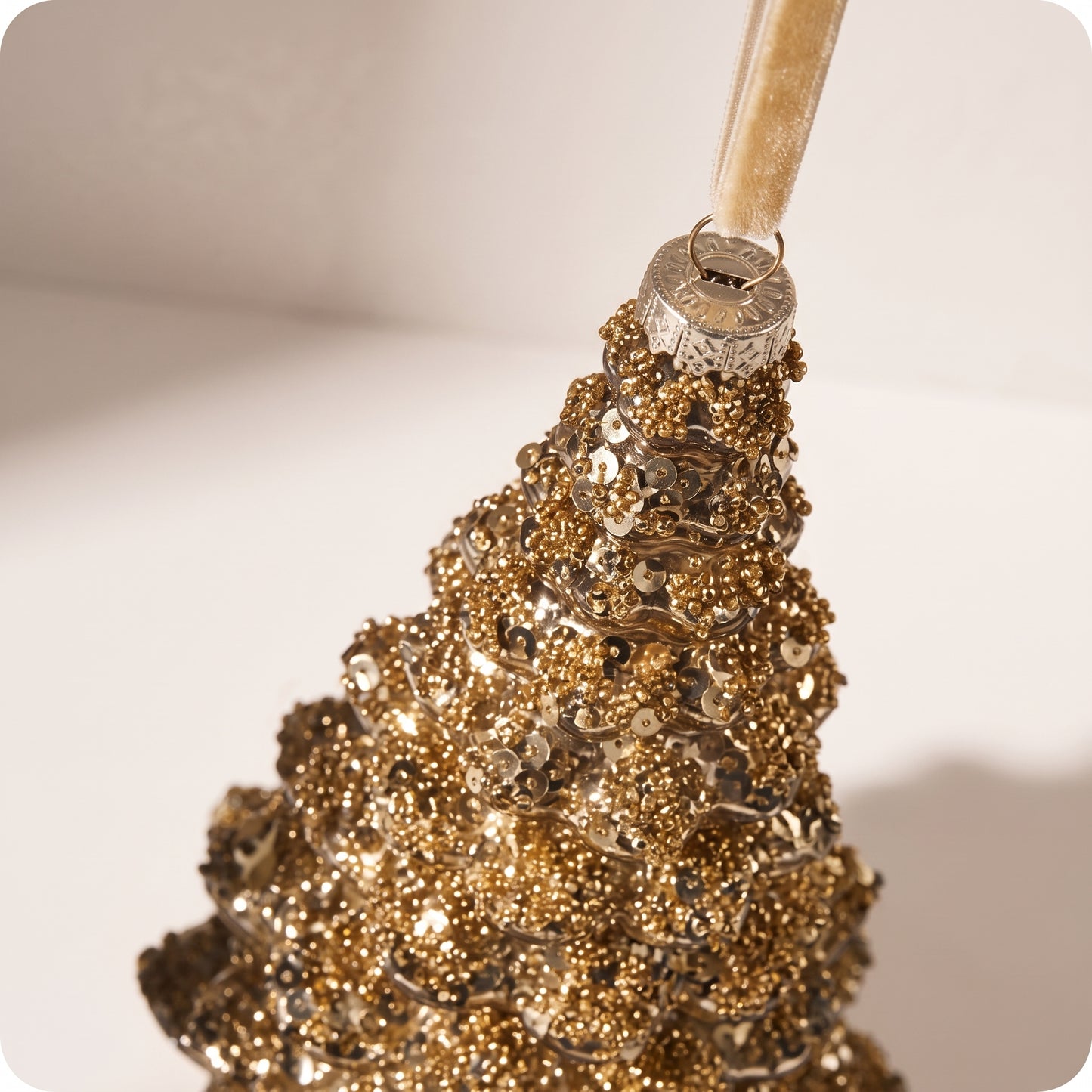 Esfera de árbol dorado con brillos de crital 18 cm