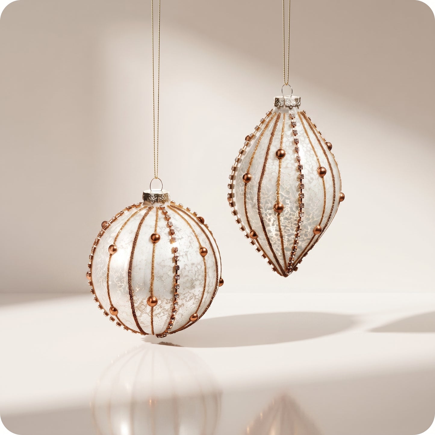 Esfera con piedras y perlas, en lineas de cobre 11 cm