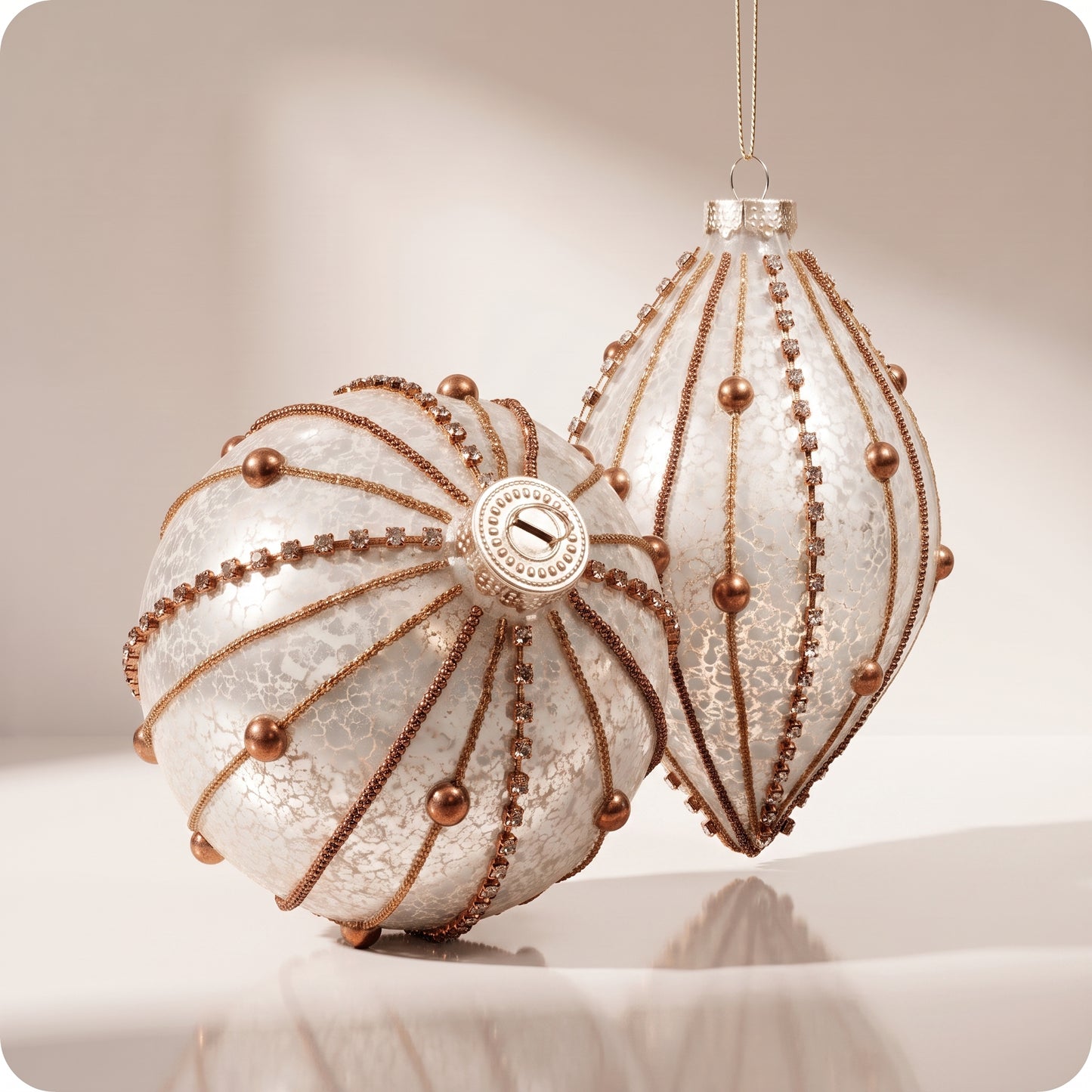 Esfera con piedras y perlas, en lineas de cobre 11 cm