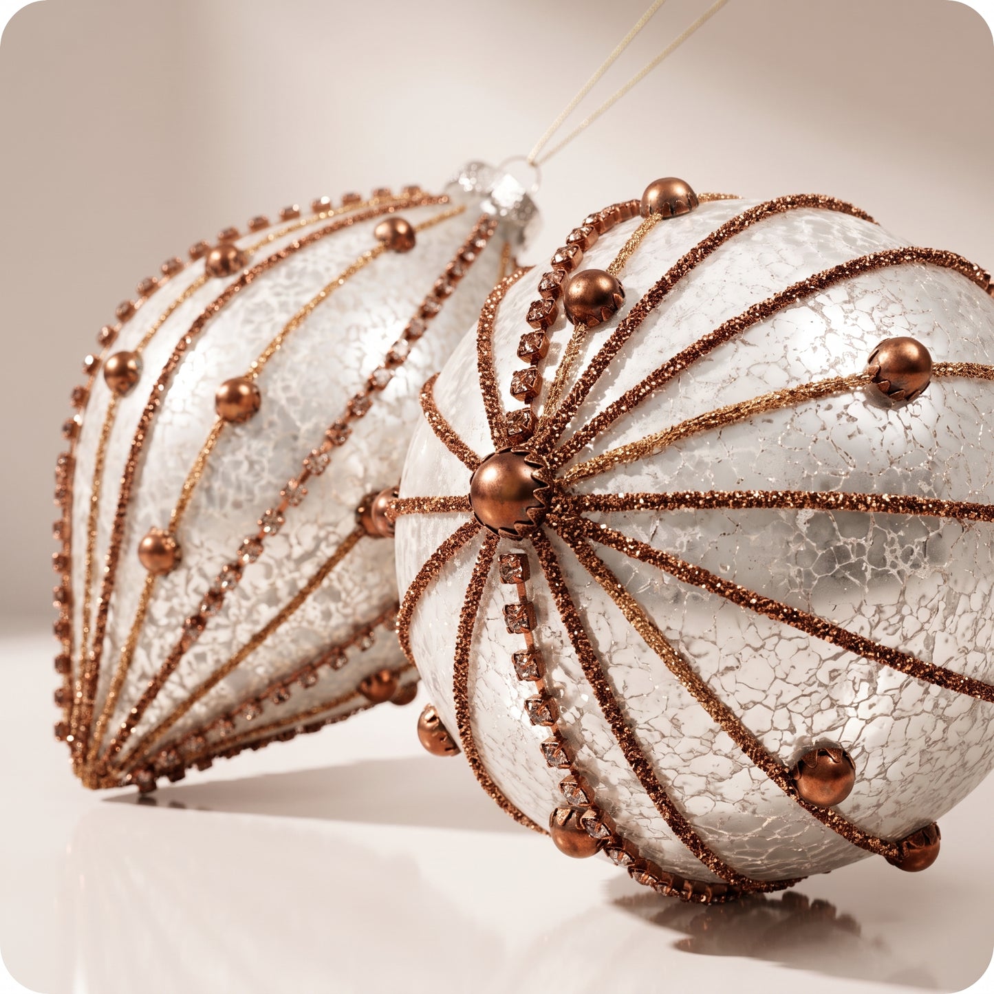 Esfera con piedras y perlas, en lineas de cobre 11 cm