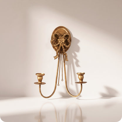 Candelabro dorado con moño y dos porta velas