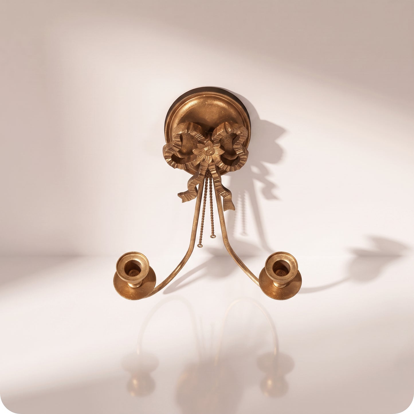 Candelabro dorado con moño y dos porta velas