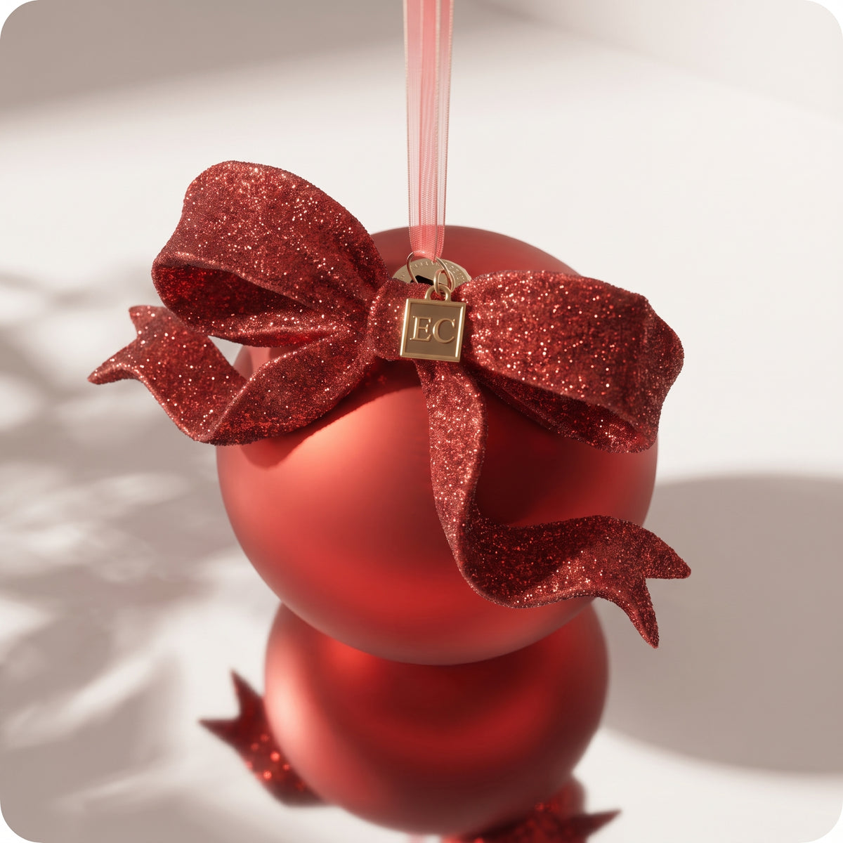 Esfera roja de vidrio con moño