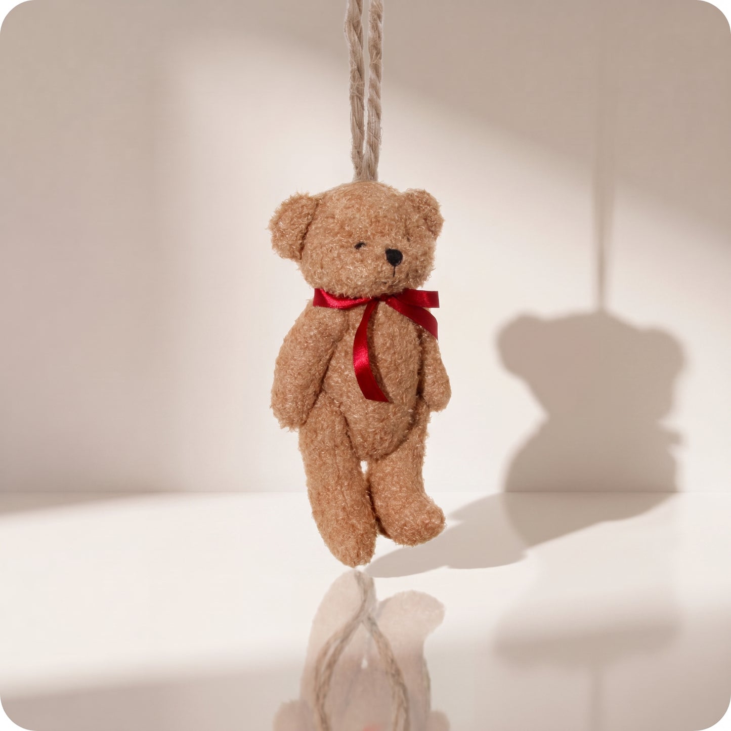 Teddy bear marrón con lazo rojo