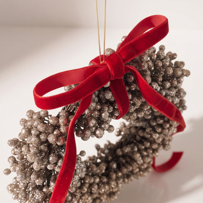 Corona de frutos rojos con flor de champán ribbo rojo