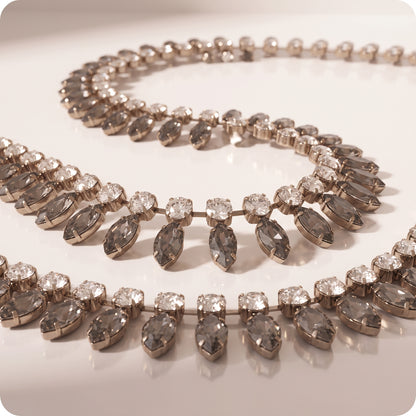 Guirnalda de piedras de cristal gris con dorado