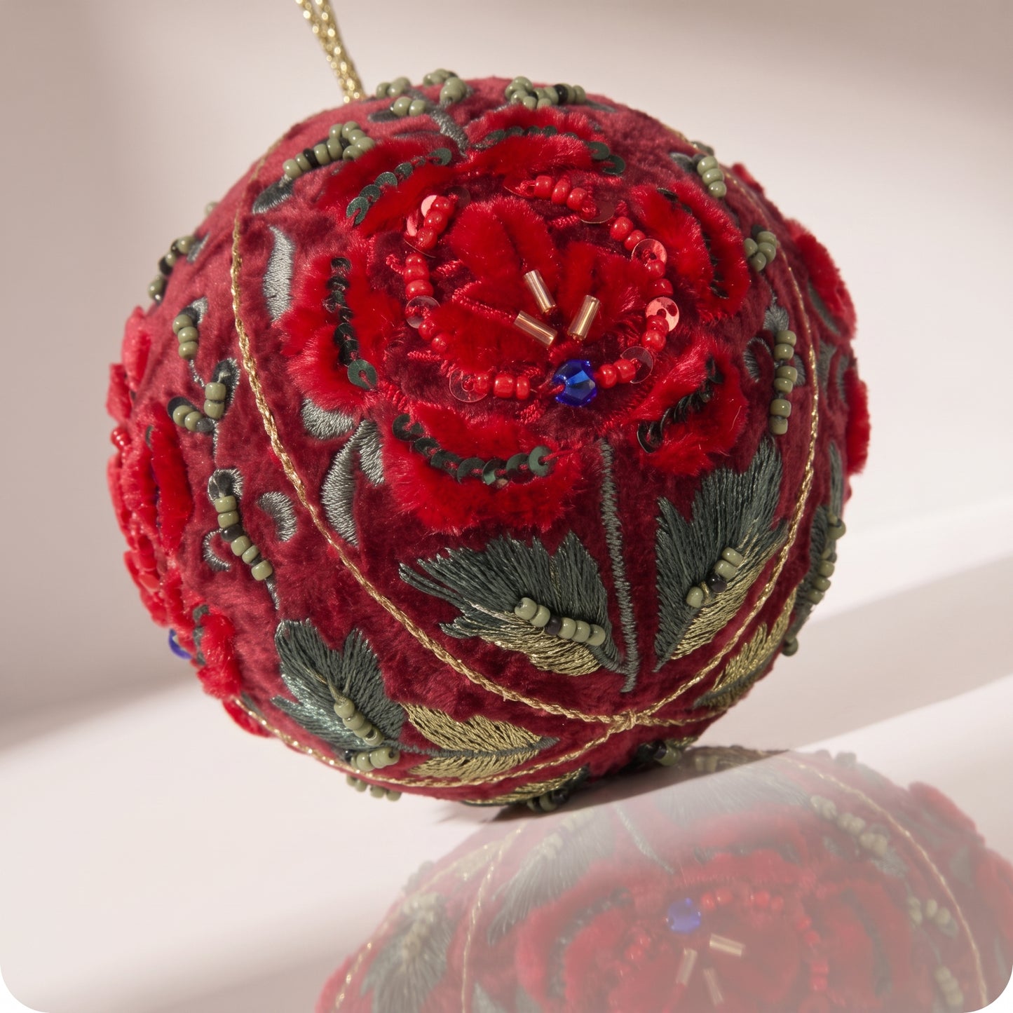 Esfera de terciopelo con bordado de rosas 10 cm
