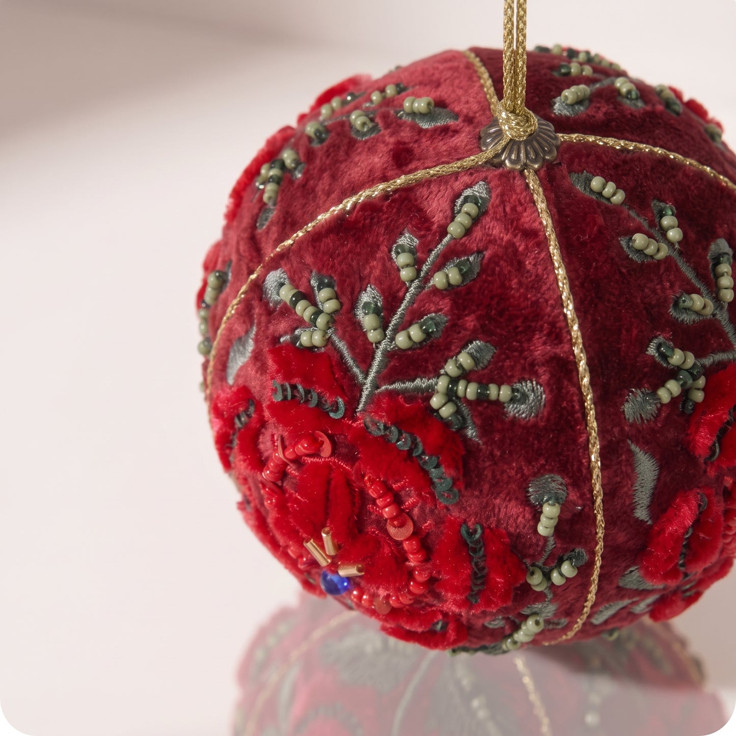 Esfera de terciopelo con bordado de rosas 10 cm