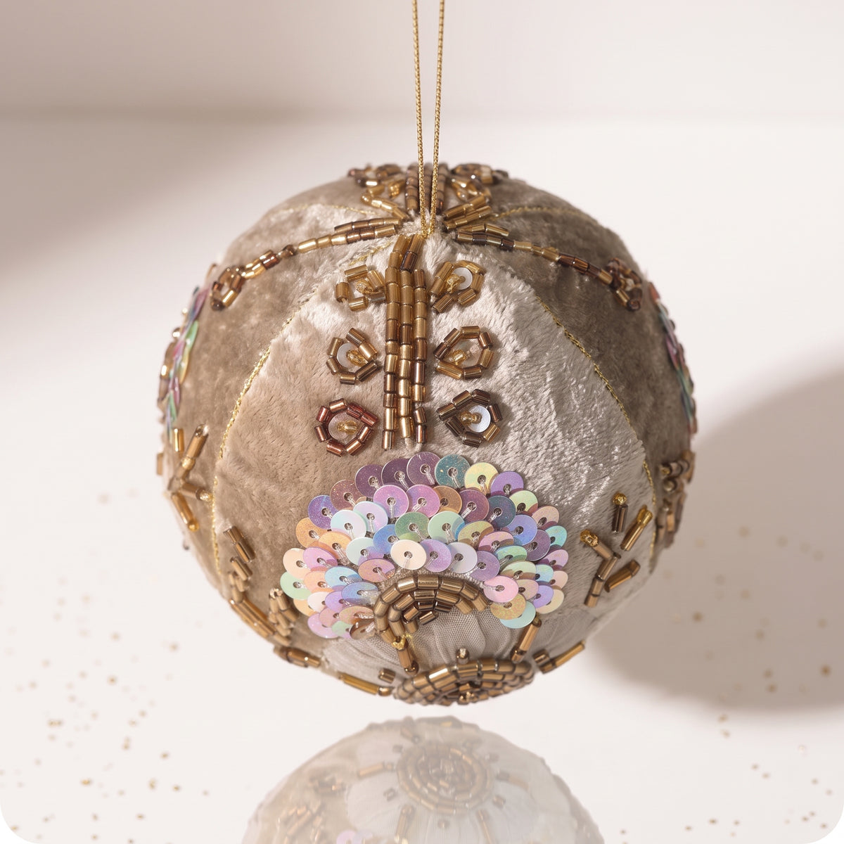 Bordado floral gris bola de terciopelo