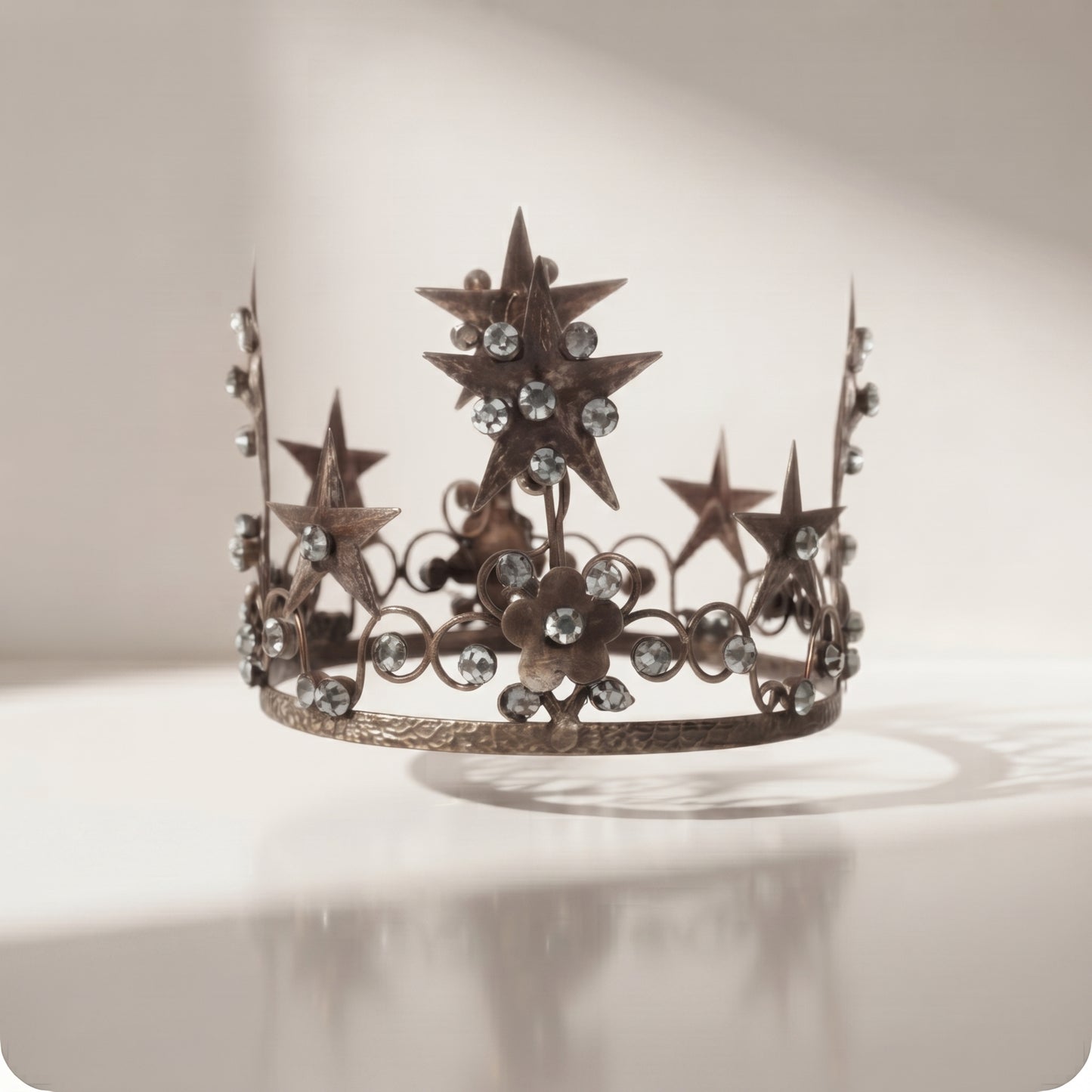 Corona de metal bronce viejo con estrellas