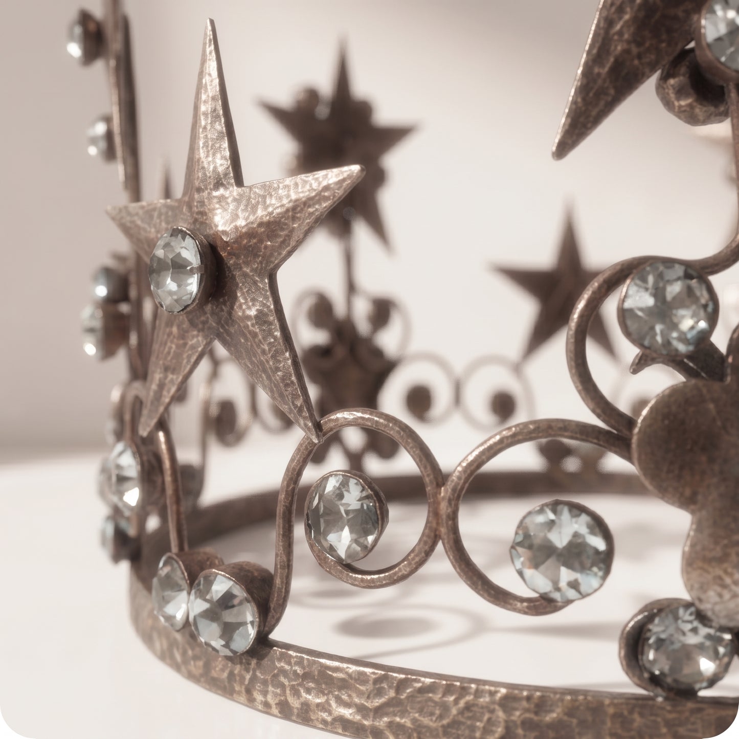 Corona de metal bronce viejo con estrellas