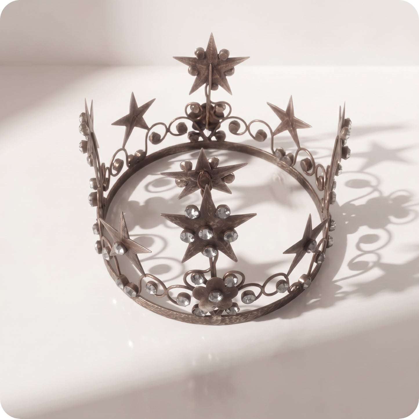 Corona de metal bronce viejo con estrellas