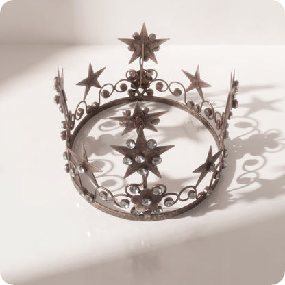 Corona de metal bronce viejo con estrellas
