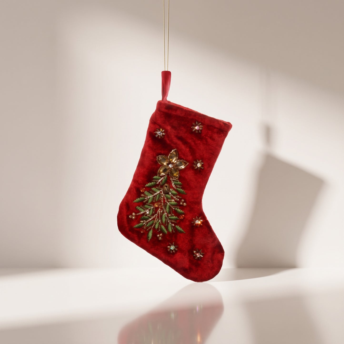 Bota de terciopelo rojo con bordado de árbol verde