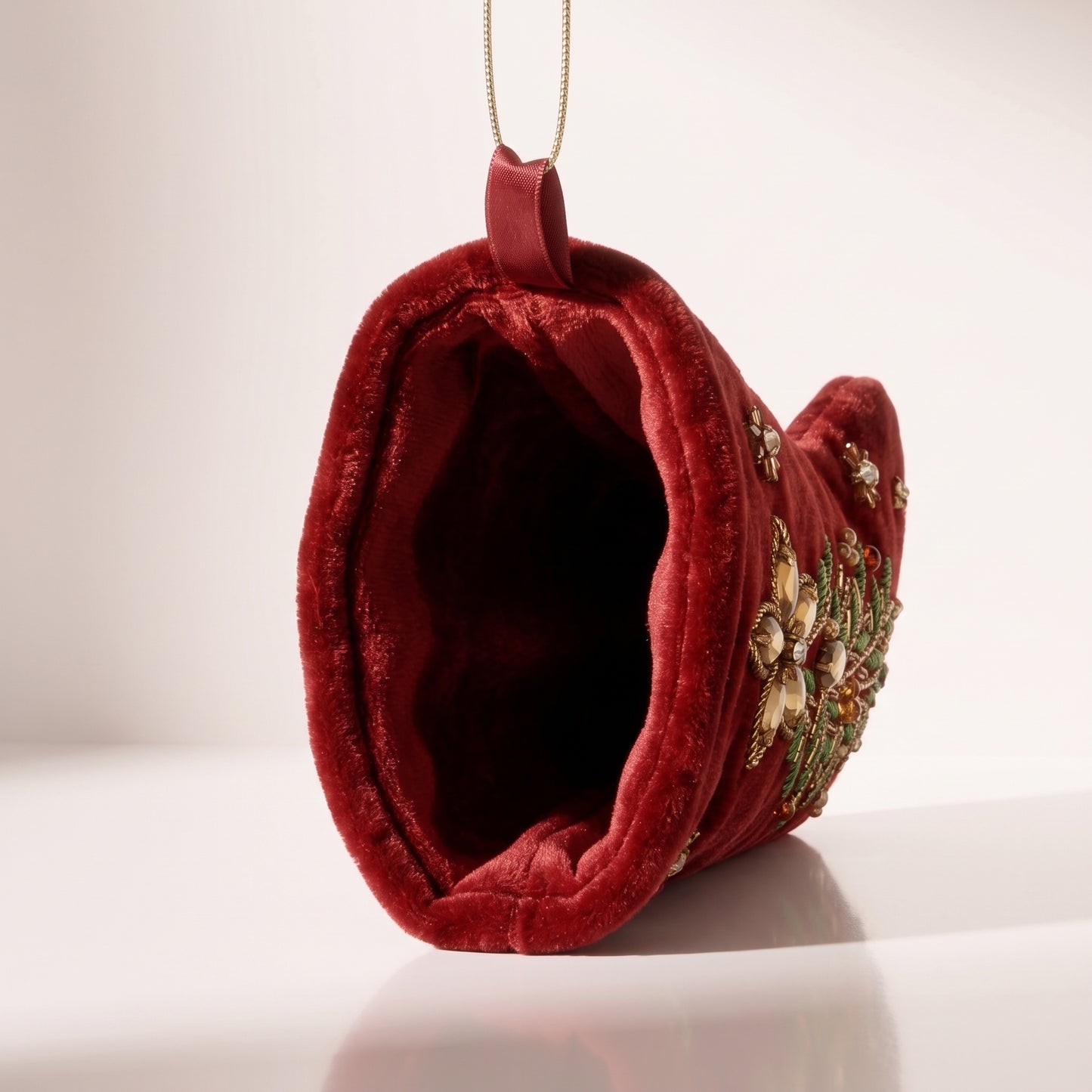 Bota de terciopelo rojo con bordado de árbol verde