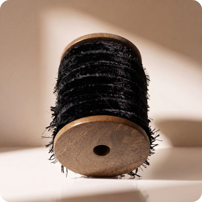 Liston negro de terciopelo deshilachado