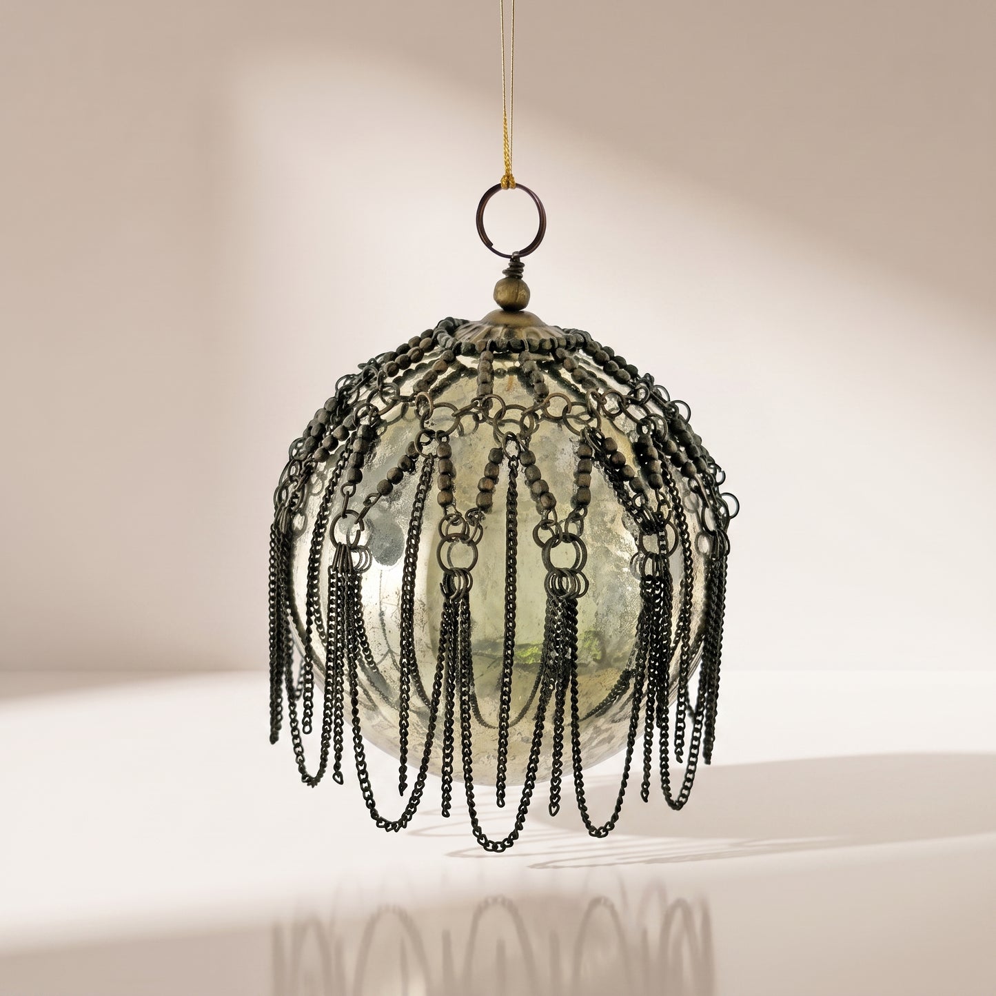 Esfera de cristal de oro antiguo con cadena de metal déco