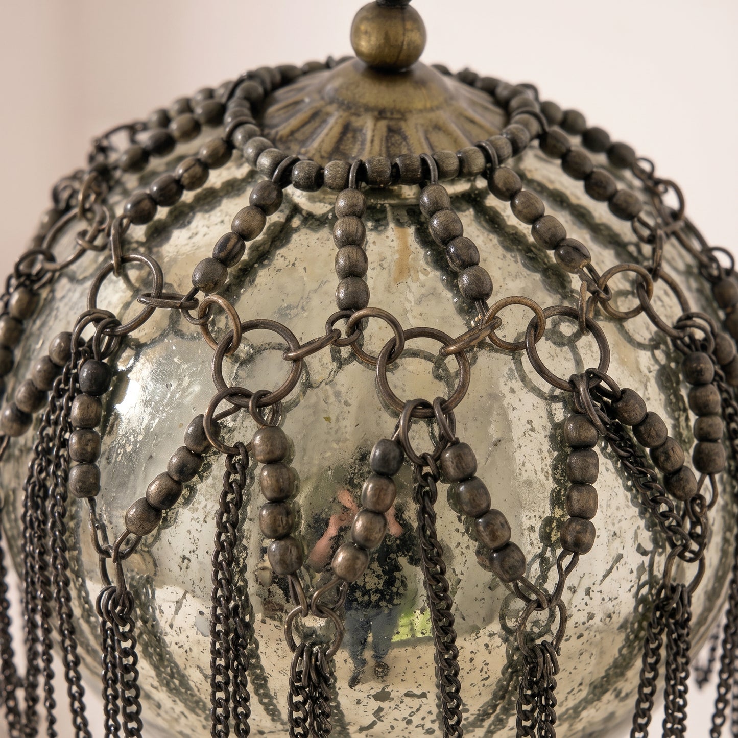 Esfera de cristal de oro antiguo con cadena de metal déco