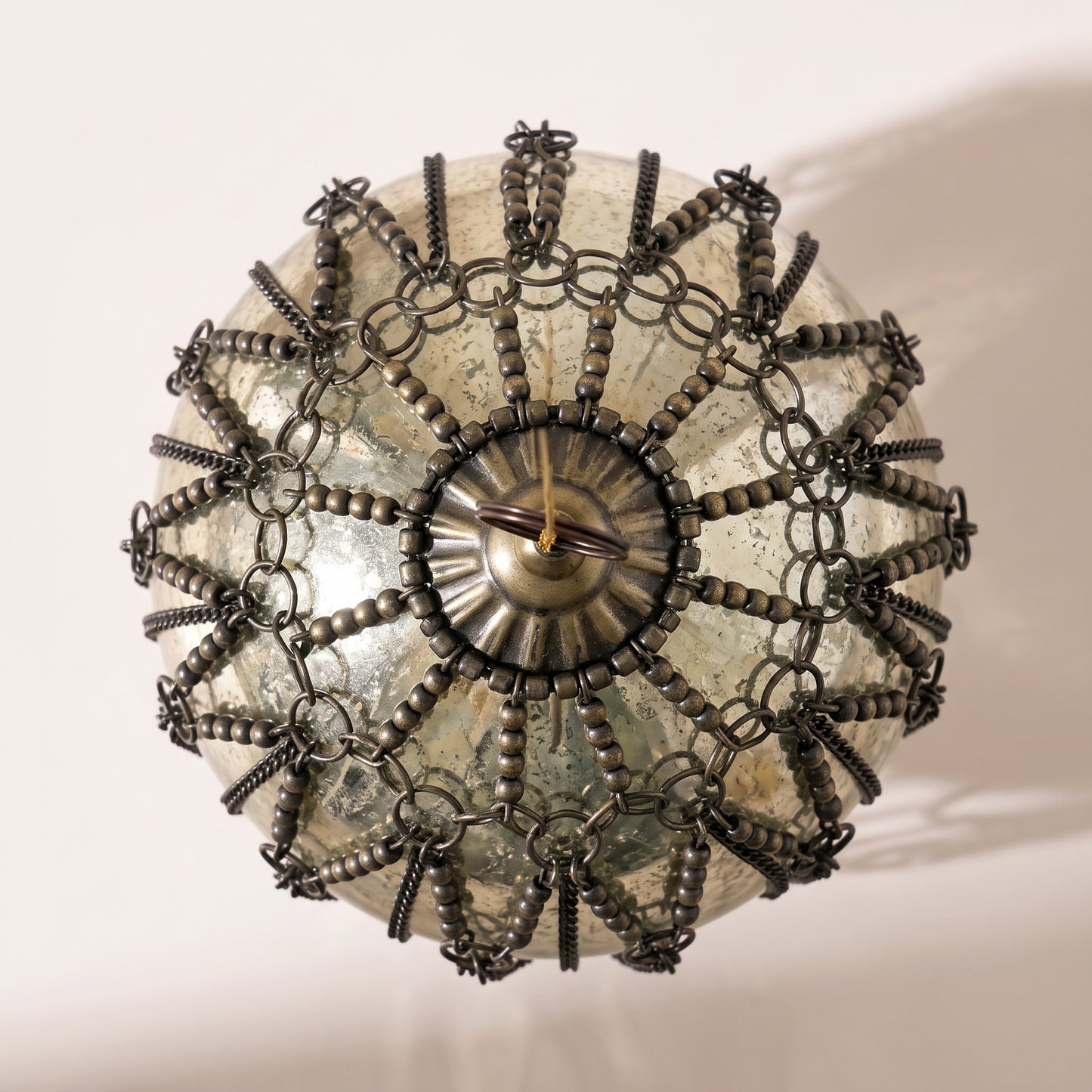 Esfera de cristal de oro antiguo con cadena de metal déco