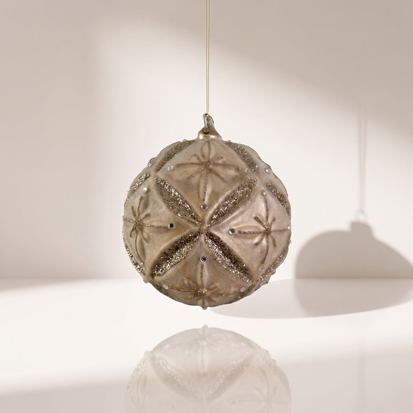 Esfera de cristal con purpurina entre rombos 12 cm