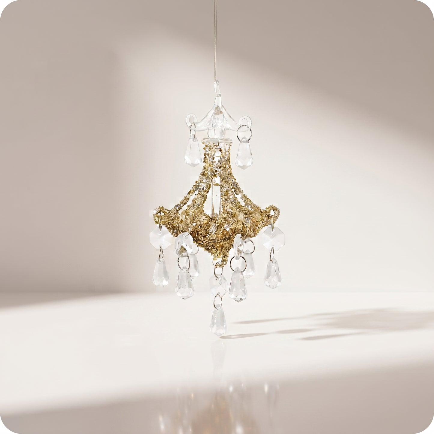 Esfera de candelabro con vidrio y brillos dorados 14 cm
