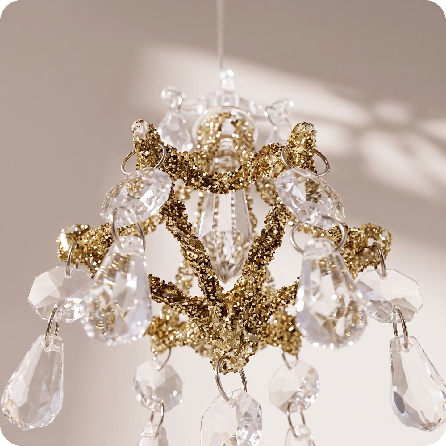 Esfera de candelabro con vidrio y brillos dorados 14 cm
