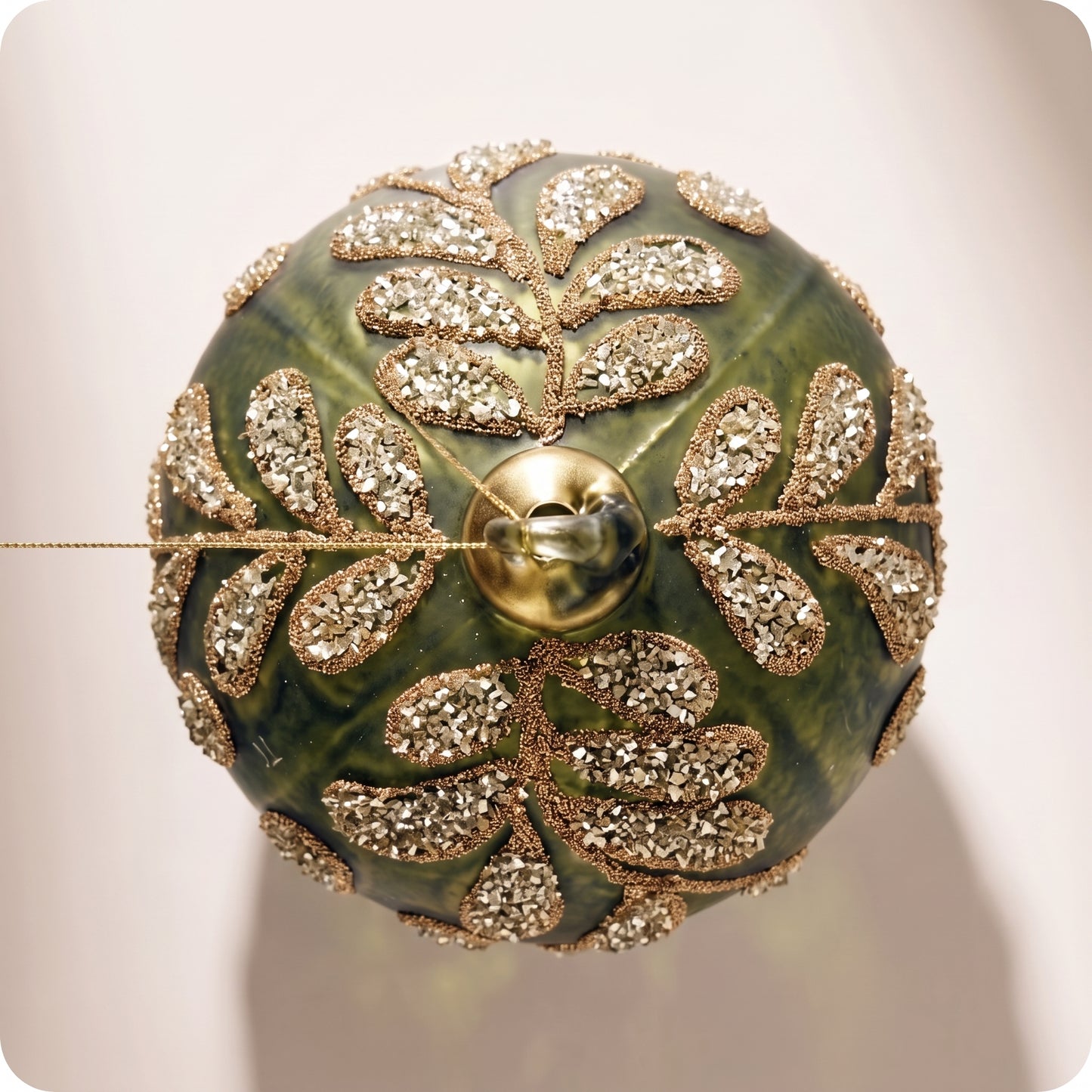 Esfera de vidrio verde mate con brillos en forma de hoja 10 y 8 cm