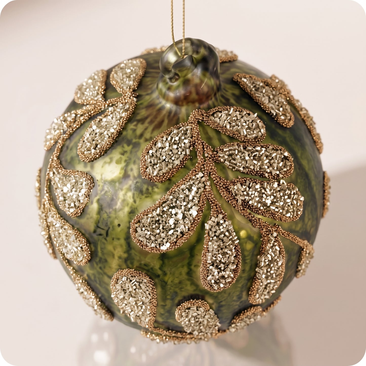 Esfera de vidrio verde mate con brillos en forma de hoja 10 y 8 cm
