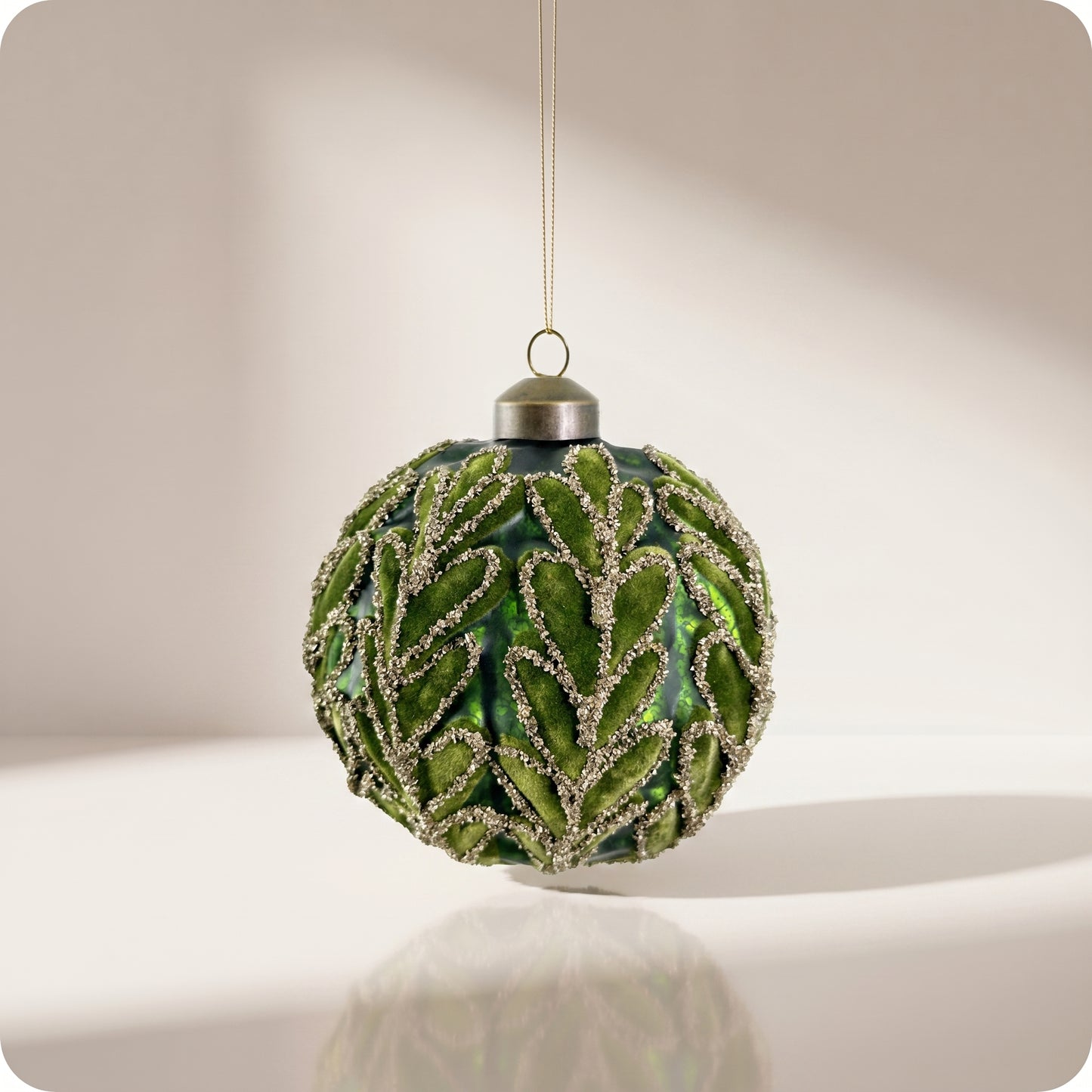 Esfera de vidrio vintage verde mate con hojas de terciopelo con brillos 10 cm