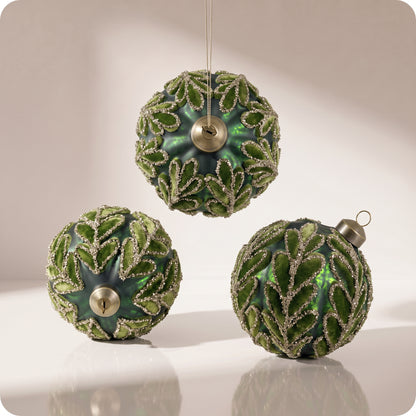 Esfera de vidrio vintage verde mate con hojas de terciopelo con brillos 10 cm