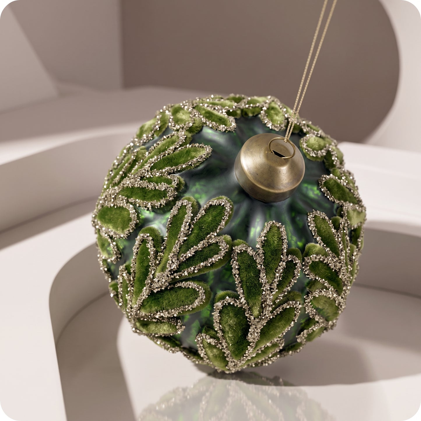 Esfera de vidrio vintage verde mate con hojas de terciopelo con brillos 10 cm