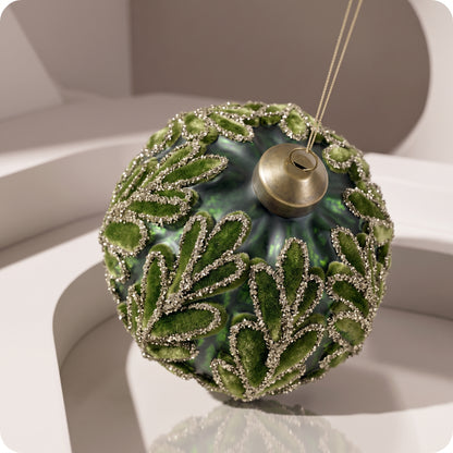 Esfera de vidrio vintage verde mate con hojas de terciopelo con brillos 10 cm