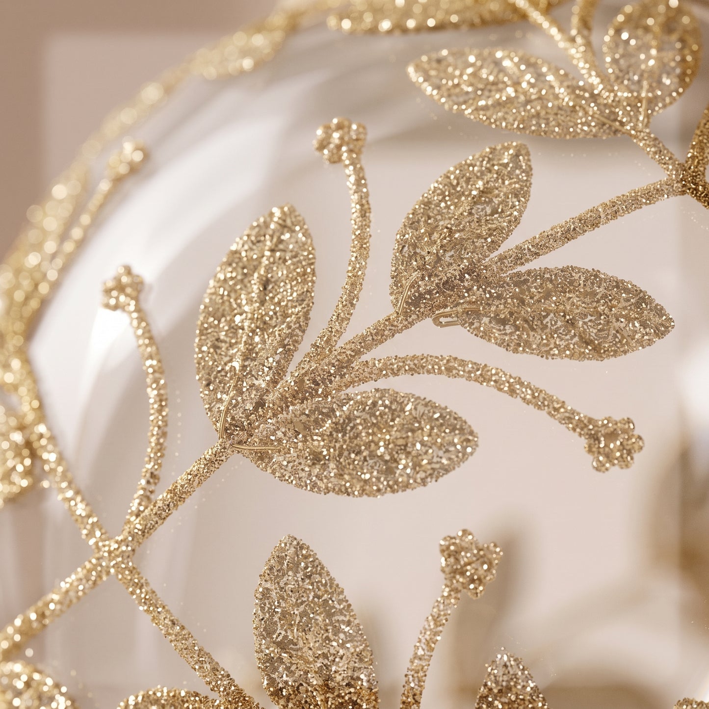 Esfera de cristal con encaje de flores de cuentas doradas transparentes